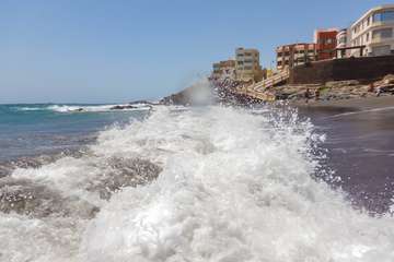 Oleaje en las playas de Telde/Antonio Rico.